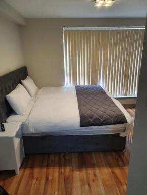 Modern 10 person 5 bedroom City Center apartment